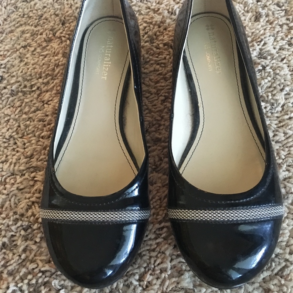 Naturalized paten leather black flats